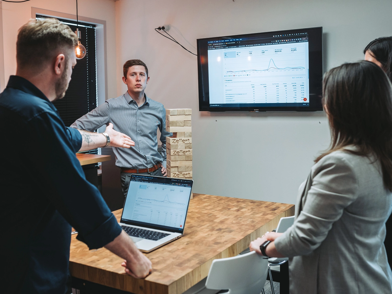 Workshop på kontoret — Lasse og teamet gennemgår analyser sammen.